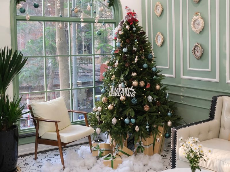 Check-in now at 15 cafes with beautiful Christmas decorations in Hanoi 7