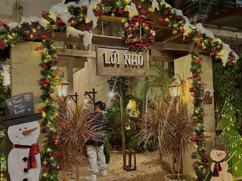 Check-in now at 15 cafes with beautiful Christmas decorations in Hanoi 3