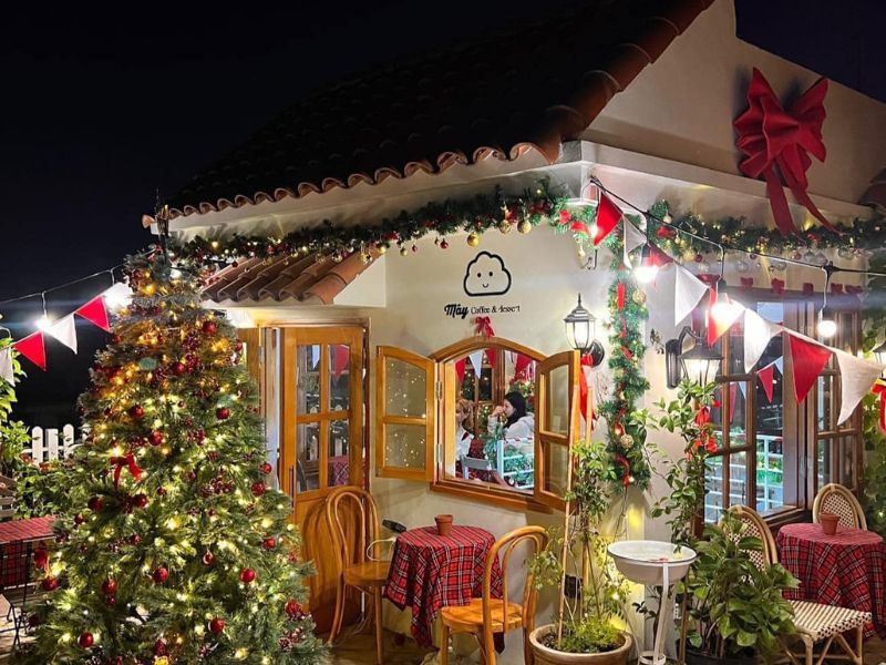 Check-in now at 15 cafes with beautiful Christmas decorations in Hanoi 9