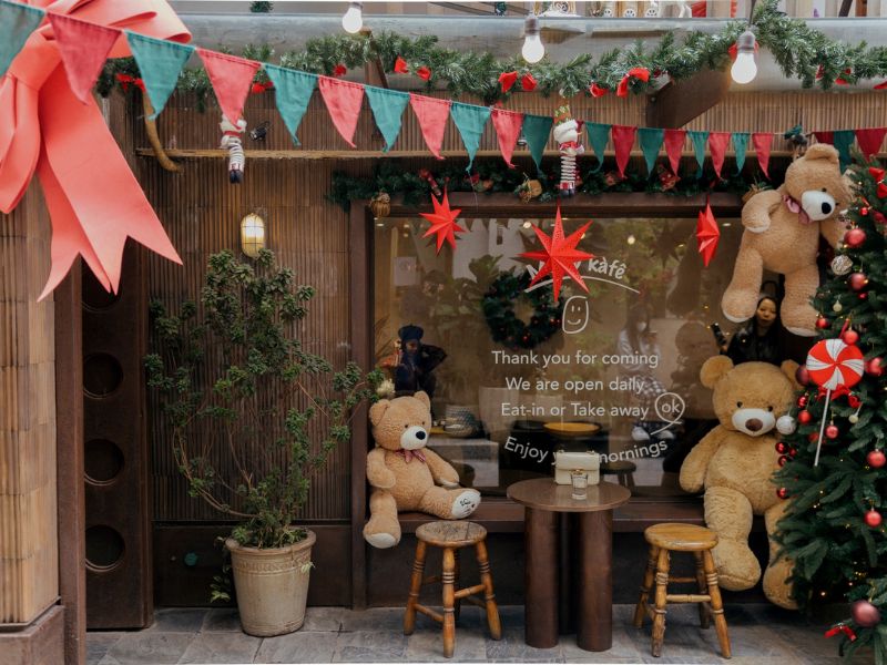 Check-in now at 15 cafes with beautiful Christmas decorations in Hanoi 12