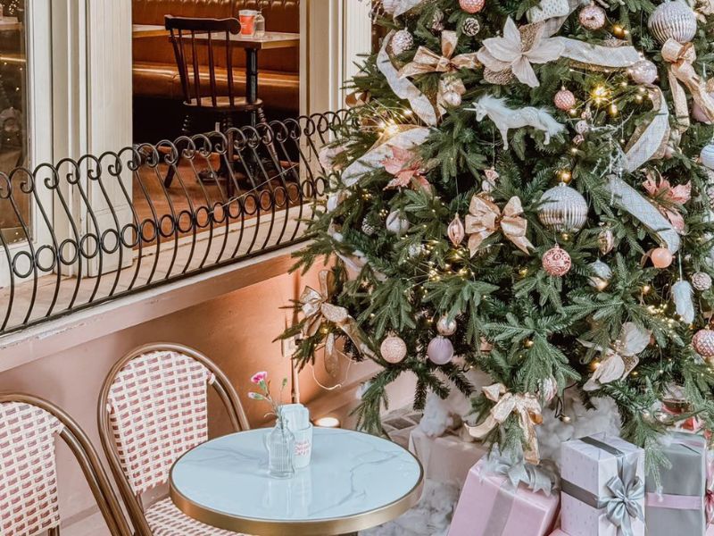 Check-in now at 15 cafes with beautiful Christmas decorations in Hanoi 4