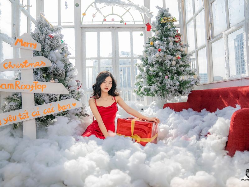 Check-in now at 15 cafes with beautiful Christmas decorations in Hanoi 5