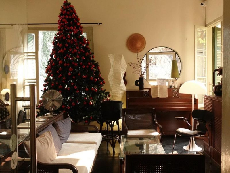Check-in now at 15 cafes with beautiful Christmas decorations in Hanoi 15