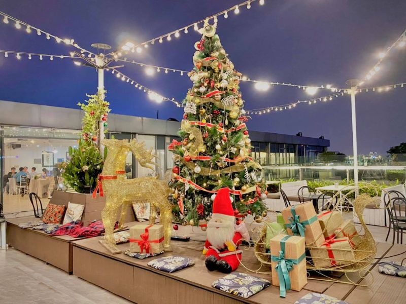 Check-in now at 15 cafes with beautiful Christmas decorations in Hanoi 2