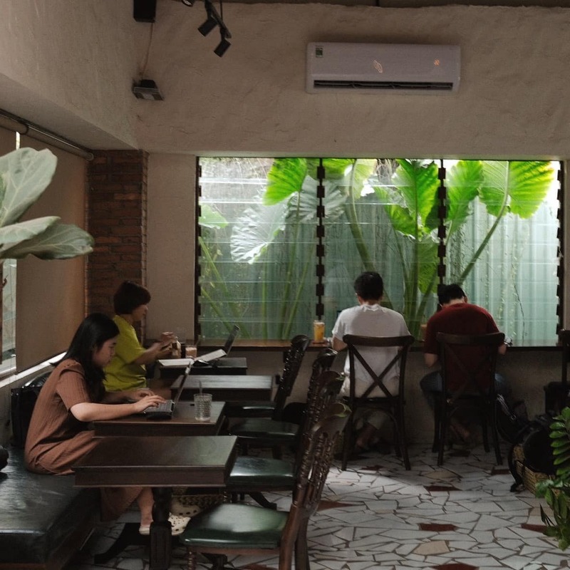 Ca Re cafe is a quiet, familiar cafe for groups that often meet deadlines of 5