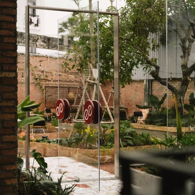 Ca Re cafe is a quiet, familiar cafe for groups that often meet deadlines of 6