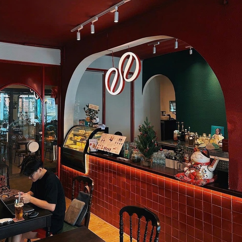 Ca Re cafe is a quiet, familiar cafe for groups that often meet deadlines of 7