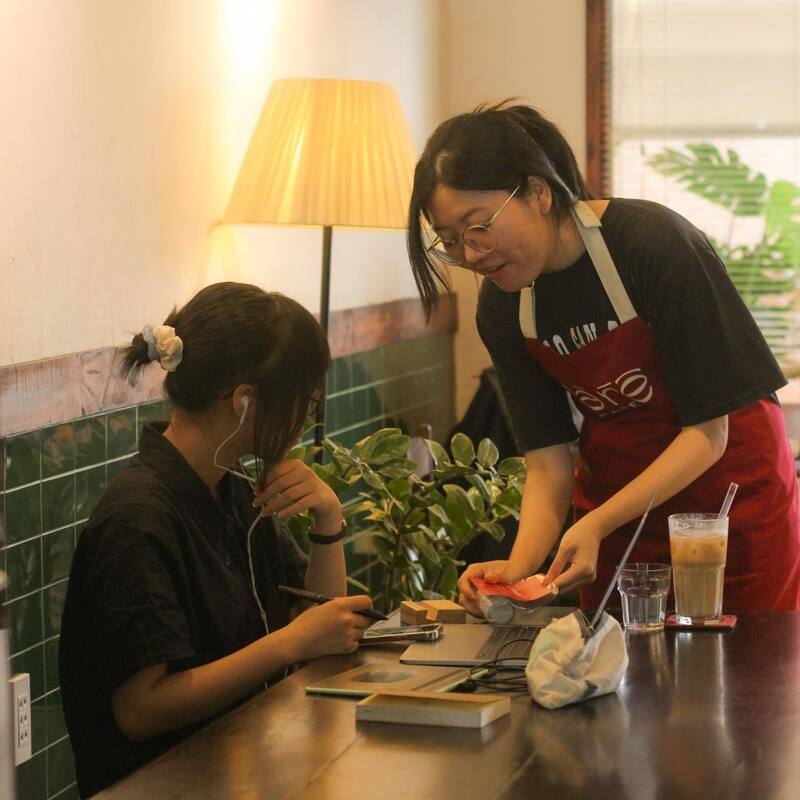 Ca Re is a quiet, familiar cafe for groups that often meet deadlines 4