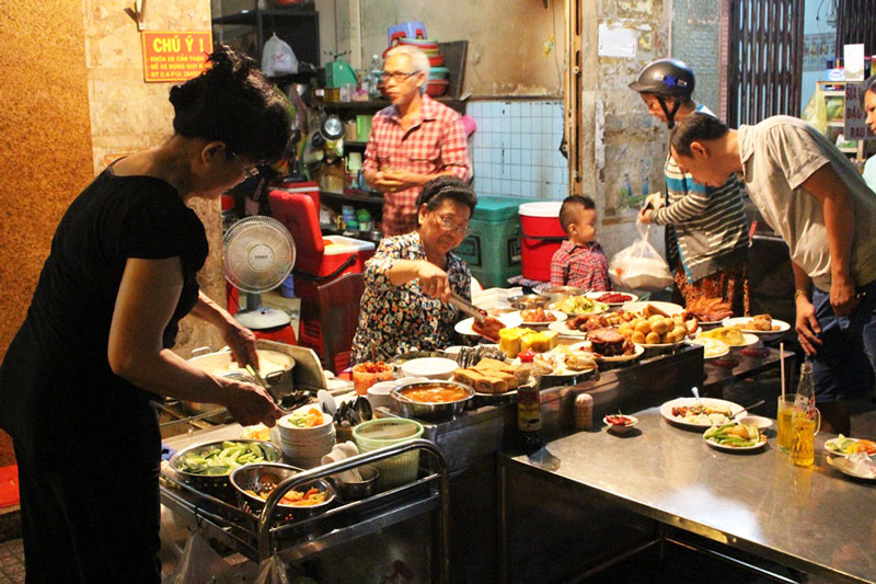 What is there about Bai Rac broken rice that has long lines of people waiting to enjoy it? 9