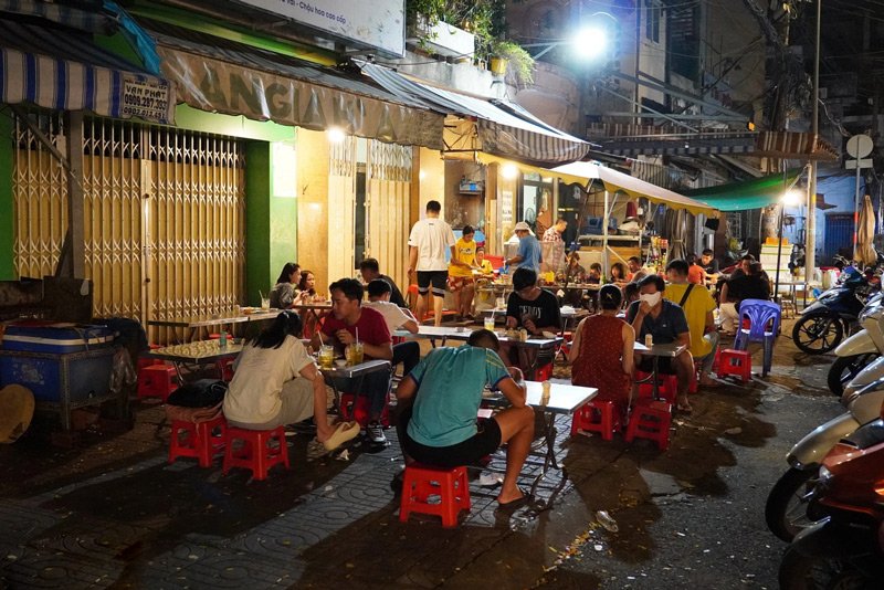 What does Bai Rac broken rice have that has a long line of people waiting to enjoy it?