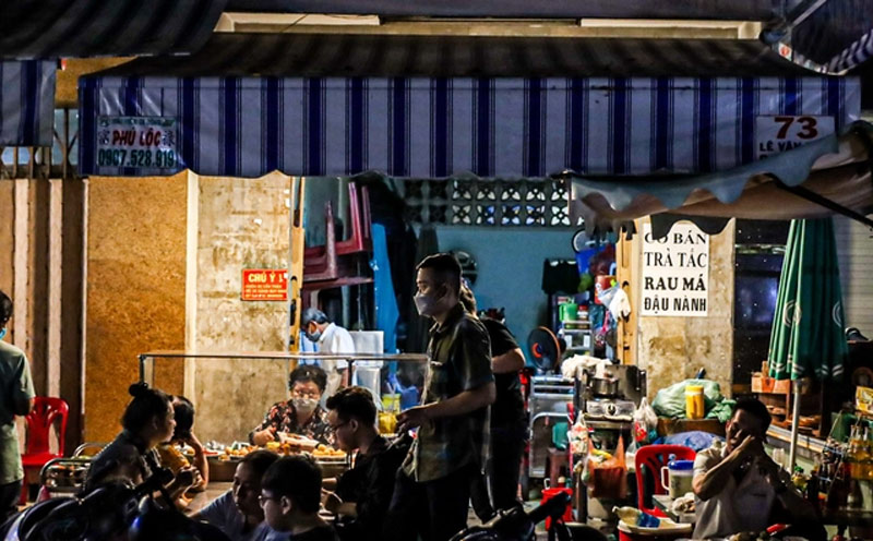 What is there about Bai Rac broken rice that has long lines of people waiting to enjoy it? 4