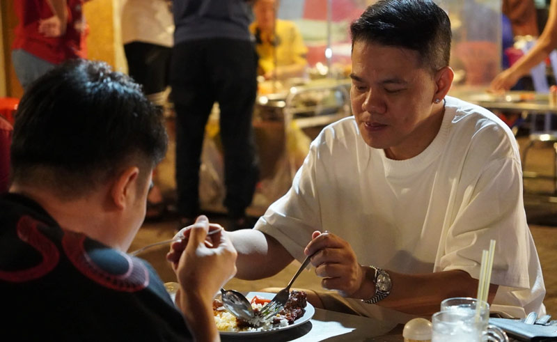What is there about Bai Rac broken rice that has long lines of people waiting to enjoy it? 11