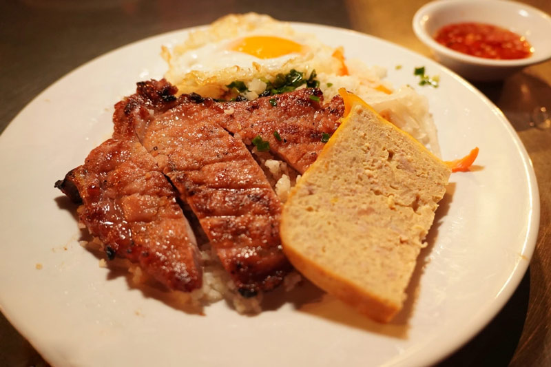 What is there about Bai Rac broken rice that has a long line of people waiting to enjoy it? 3