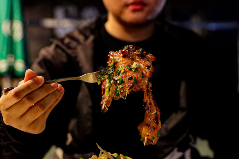 What is there about Bai Rac broken rice that has long lines of people waiting to enjoy it? 10