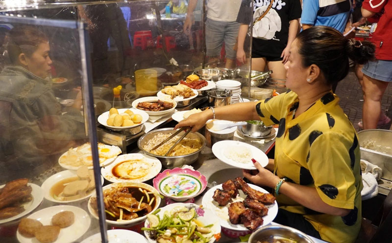 What is there about Bai Rac broken rice that has long lines of people waiting to enjoy it? 12