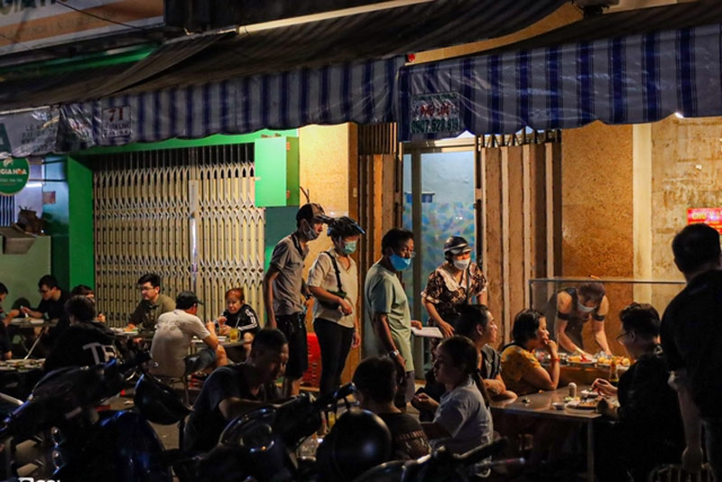What is there about Bai Rac broken rice that has long lines of people waiting to enjoy it? 5