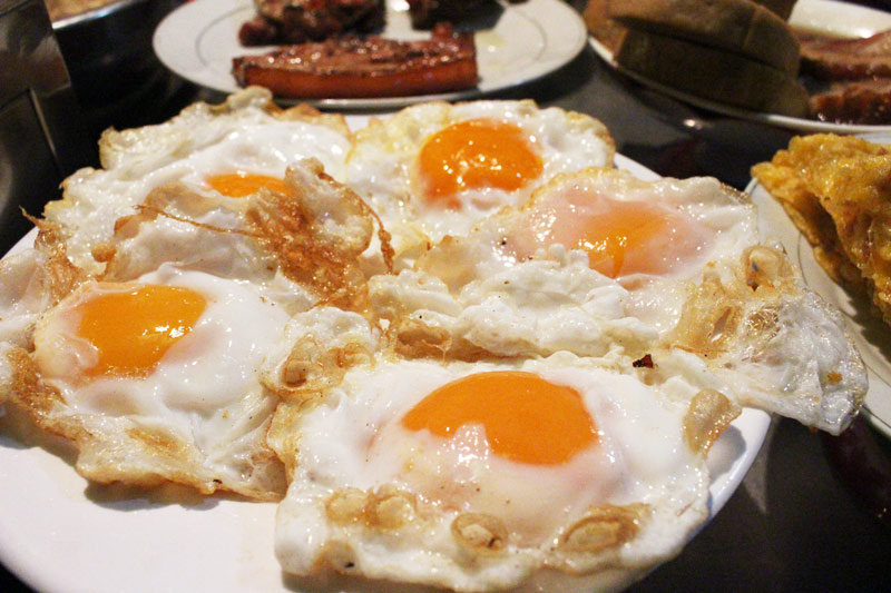 What is there about Bai Rac broken rice that has long lines of people waiting to enjoy it? 7