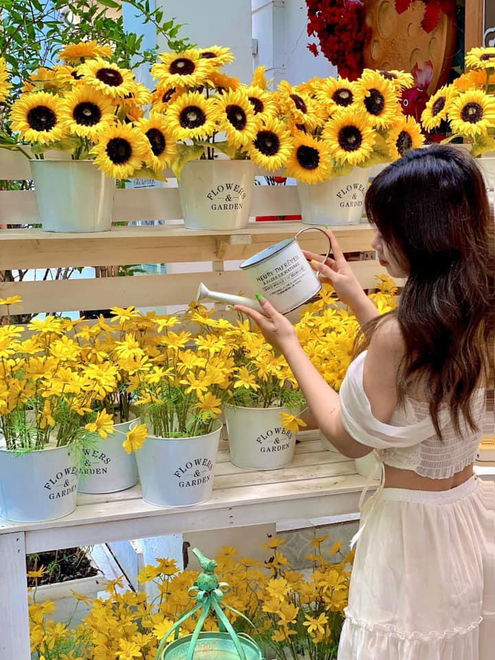 Relax on the weekend at the peaceful Cheka Cafe in the heart of Hanoi 7