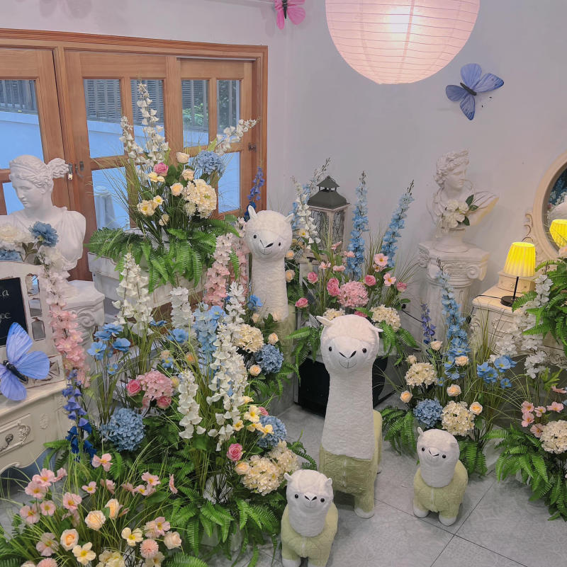 Relax on the weekend at the peaceful Cheka Cafe in the heart of Hanoi 8