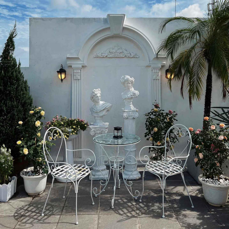Live a virtual life at the ecstatically beautiful My Love Studio Coffee 4