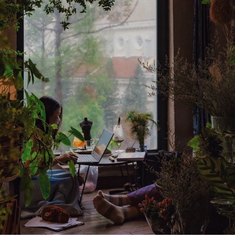 Cafe Mo goes to Hoi, where strangers become familiar in the hustle and bustle of Saigon 3