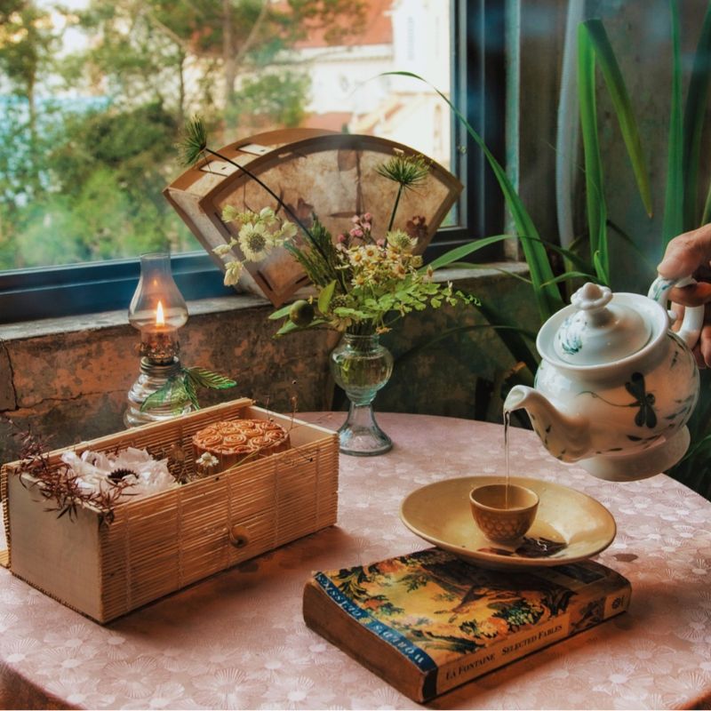 Cafe Mo goes to Hoi, where strangers become familiar in the hustle and bustle of Saigon 4