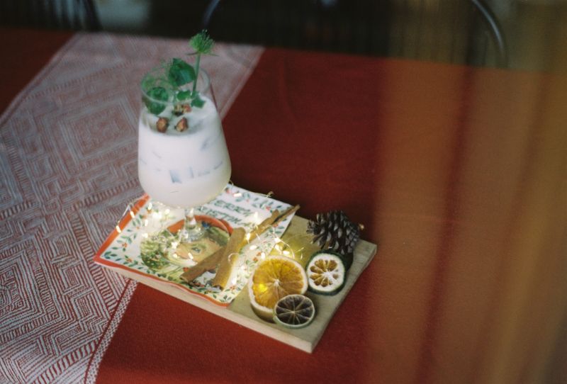 Cafe Mo goes to Hoi, where strangers become familiar in the hustle and bustle of Saigon 6