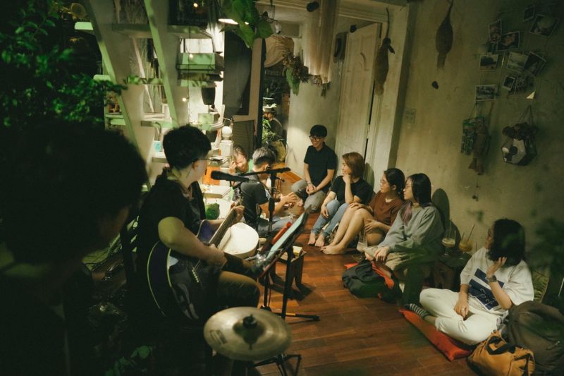 Cafe Mo goes to Hoi, where strangers become familiar in the hustle and bustle of Saigon 8