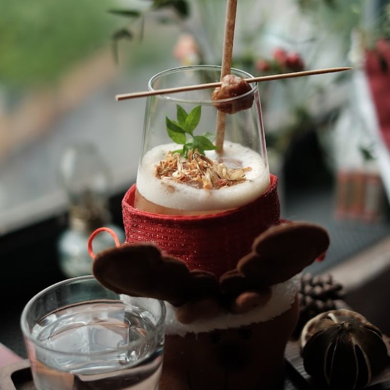 Cafe Mo goes to Hoi, where strangers become familiar in the hustle and bustle of Saigon 9
