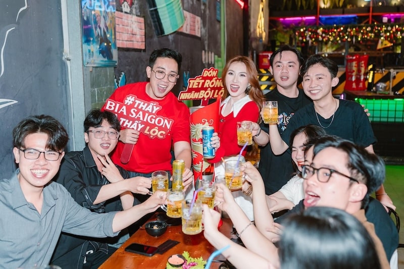 Grab a beer with Xeng, a chill pub in the heart of District 1 13