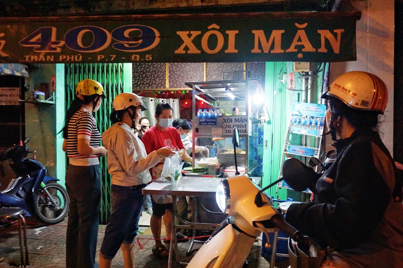 Mortuary sticky rice has been famous for over 50 years in Cho Lon, crowded with buyers 2