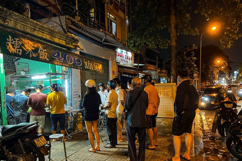 Mortuary sticky rice has been famous for over 50 years in Cho Lon, crowded with buyers 14