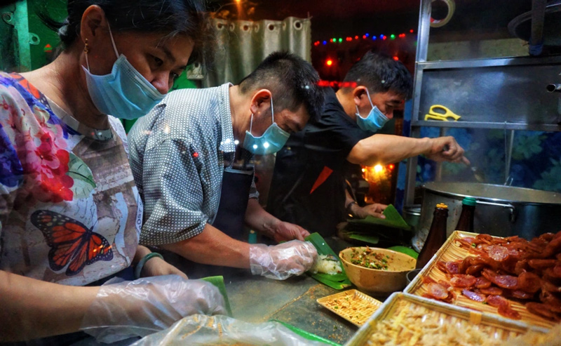 Mortuary sticky rice has been famous for over 50 years in Cho Lon, crowded with buyers 11