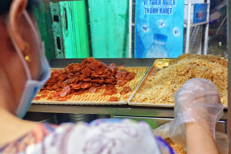 Morgue sticky rice has been famous for more than 50 years in Cho Lon, crowded with buyers 10
