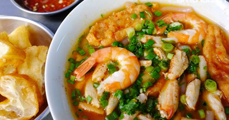 Delicious, nutritious, and cheap crab noodle soup shops in District 10 are famous near and far
