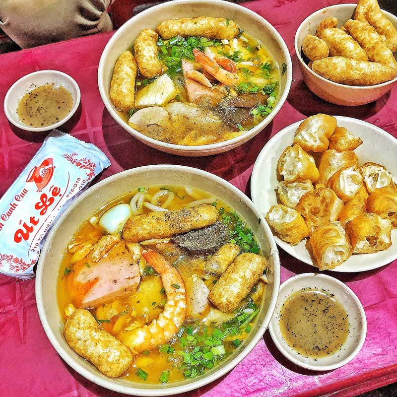 Delicious, nutritious, and cheap crab noodle soup shops in District 10 are famous near and far 2