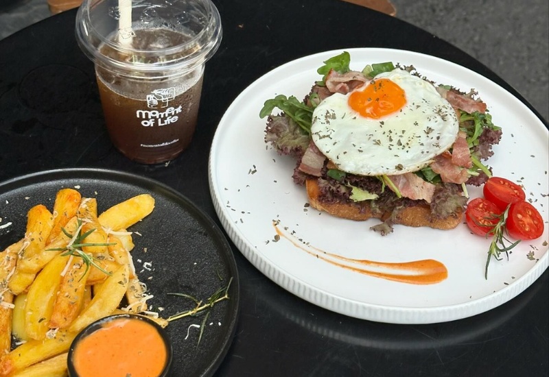 Visit Moment Of Life: Luxurious coffee shop with orange-brown tones 5