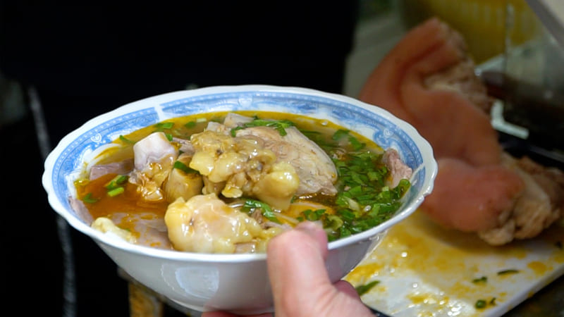 Fragrant Hue beef noodle soup with fat floating by Ms. Nhu, delicious restaurant hidden in the alley of District 3 2