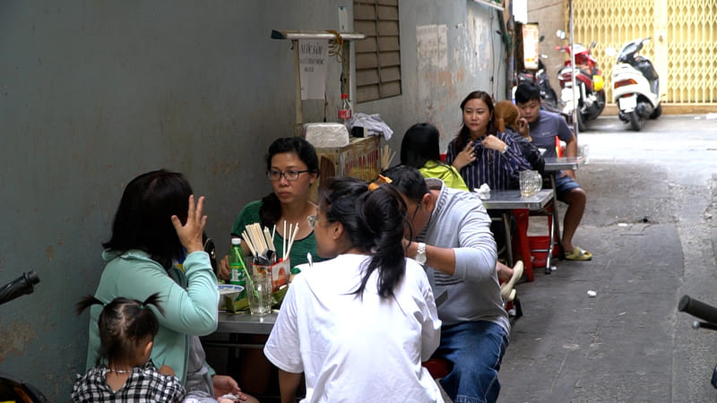 Fragrant Hue beef noodle soup with fat floating by Ms. Nhu, delicious restaurant hidden in the alley of District 3 3