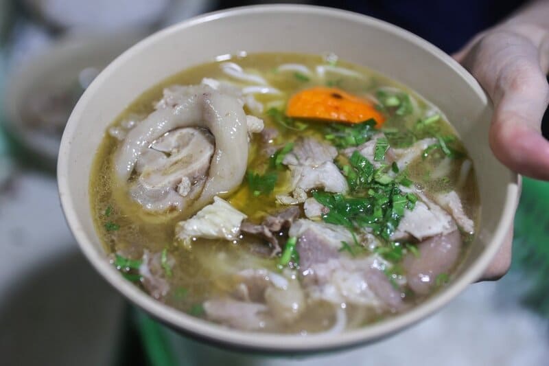Fragrant Hue beef noodle soup with fat floating by Ms. Nhu, delicious restaurant hidden in the alley of District 3 7