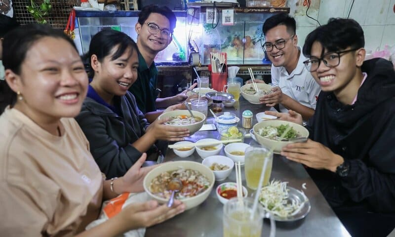 Fragrant Hue beef noodle soup with fat floating by Ms. Nhu, delicious restaurant hidden in the alley of District 3 10