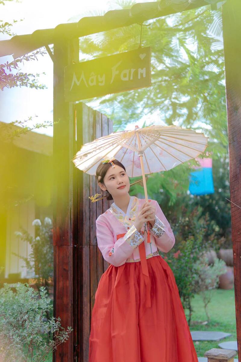 Sip coffee at May Farm with green space in the middle of Saigon 8