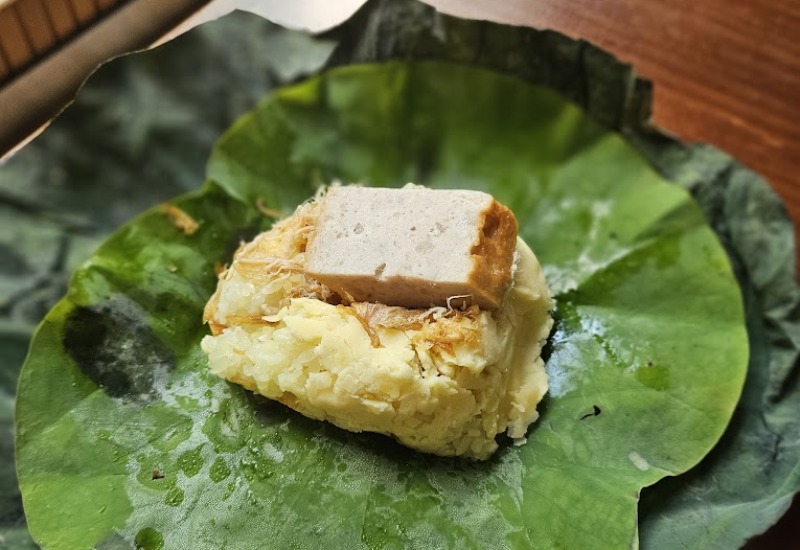 Discover the most popular and delicious lotus leaf sticky rice in Saigon 9