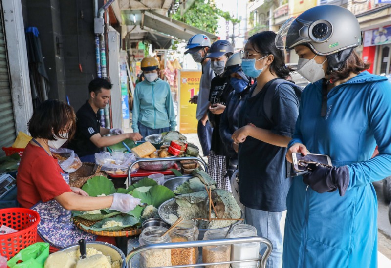 Discover the most popular and delicious lotus leaf sticky rice in Saigon 2