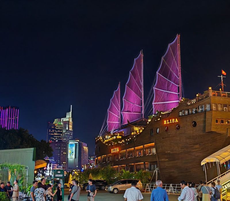 Elisa Floating Restaurant, the most luxurious culinary space in Saigon 2