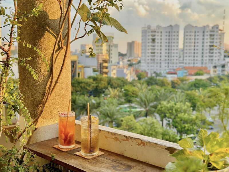 I have a cozy cafe like a small house in the heart of Saigon 13