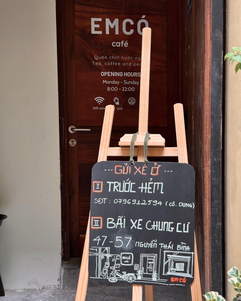 I have a cozy cafe like a small house in the heart of Saigon 4