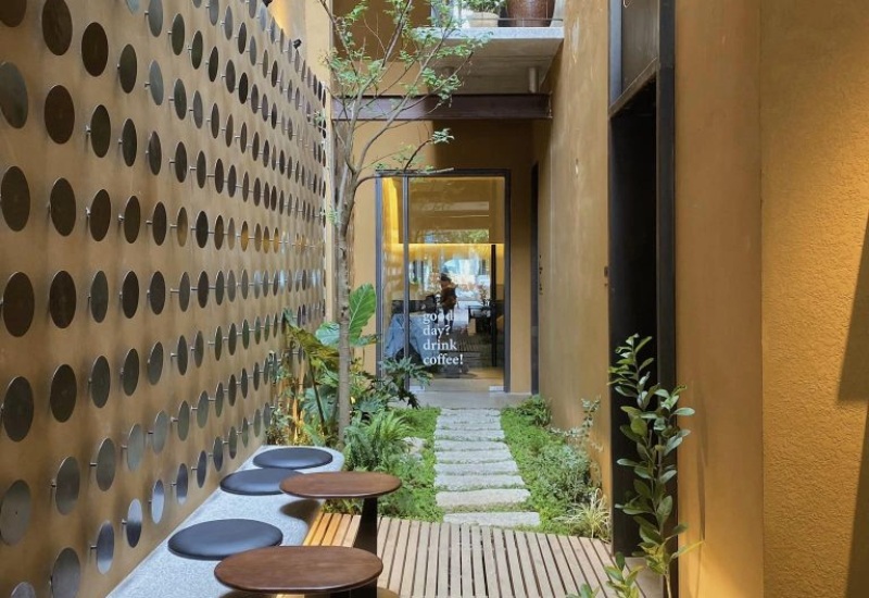 Visit Moment Of Life: Luxurious coffee shop with orange-brown tones 6