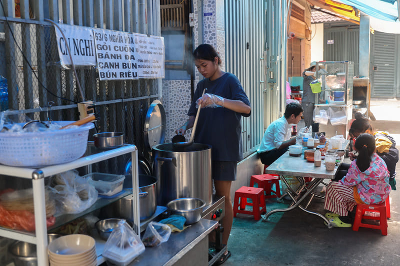 Turn the alley to enjoy the famous Ms. Huong vermicelli roll salad, Tan Binh 2