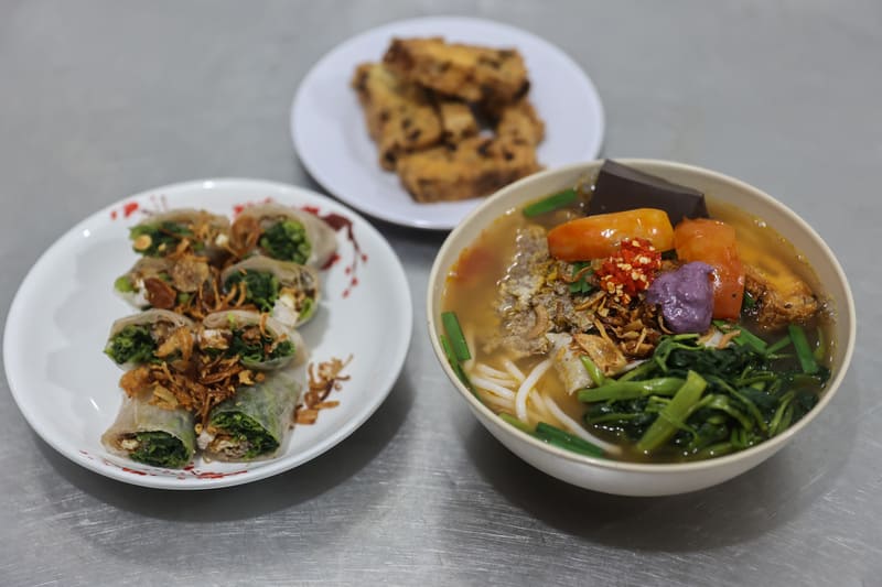 Turn the alley to enjoy the famous Ms. Huong vermicelli roll salad, Tan Binh 3